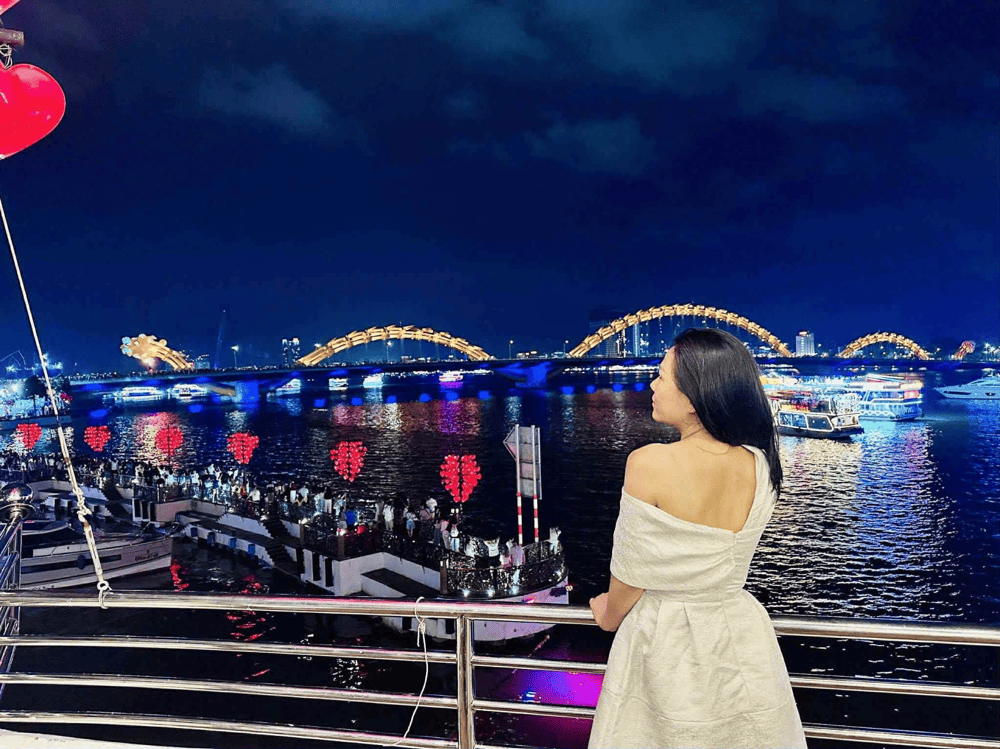 Love Bridge is a popular destination for photography enthusiasts (Source: IDu Thuyền Marina Restaurant Đà Nẵng)